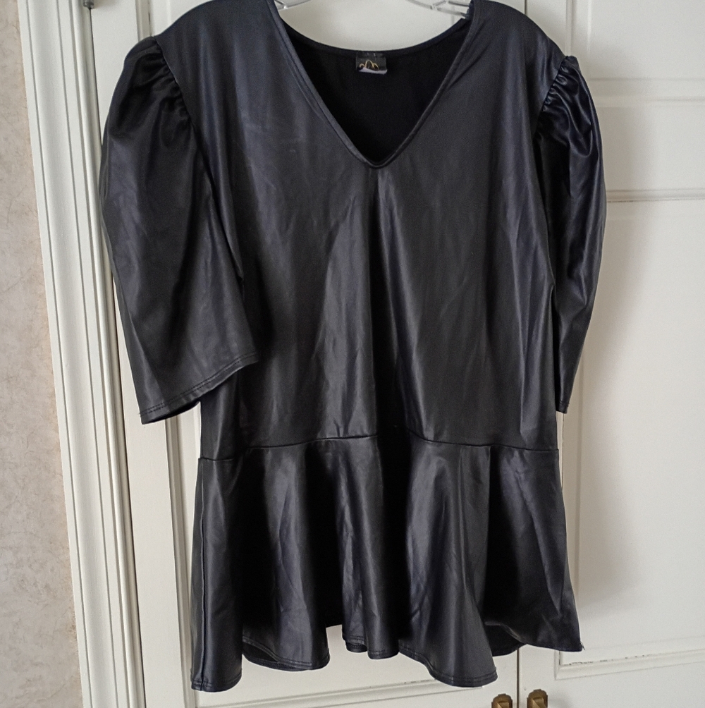 Woven Heart Peplum Blouse.Ike Leather New No Tag.Pit To Pit 23"Stretch To 26".